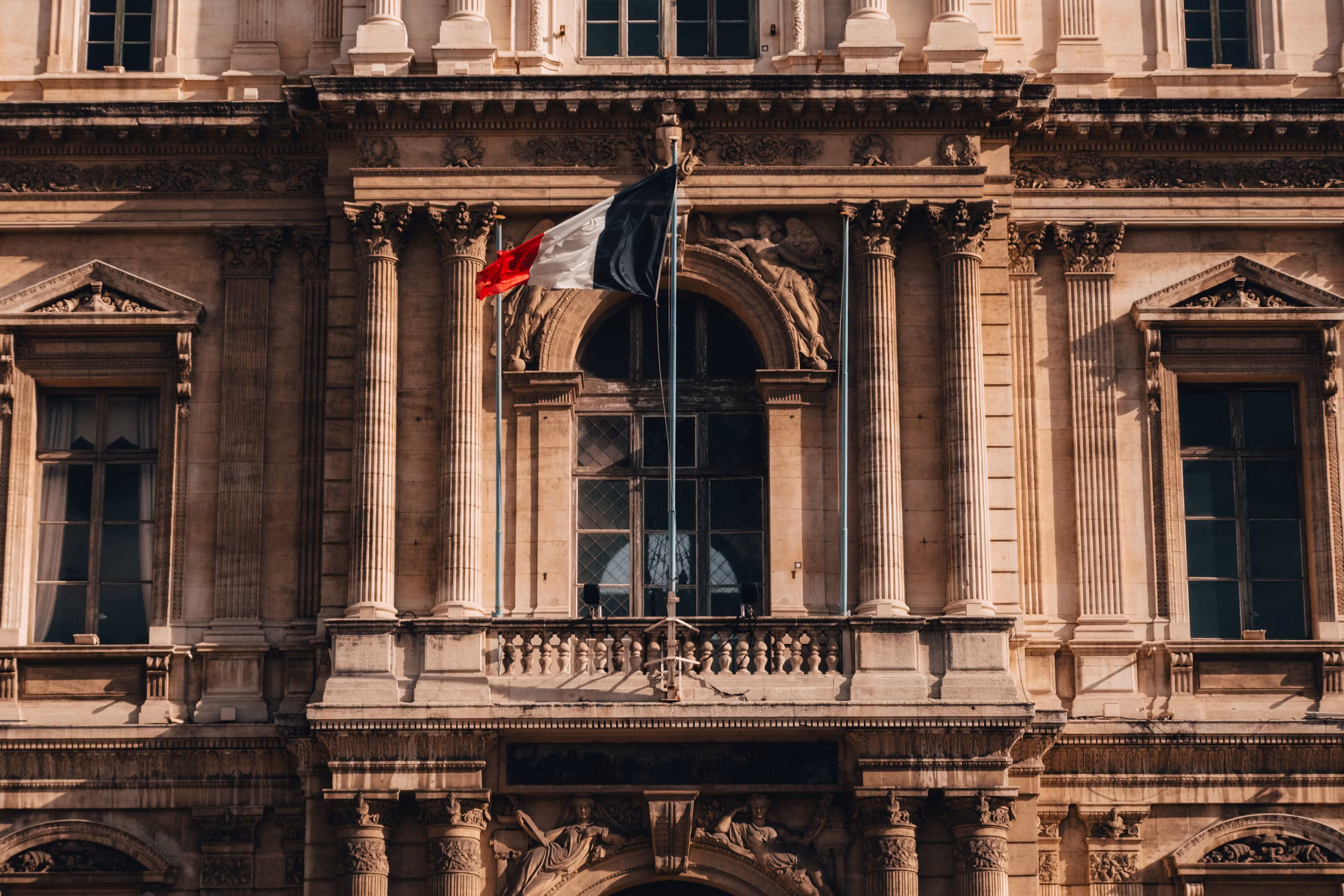 Façade d'immeuble de rapport à la lumière de fin de journée