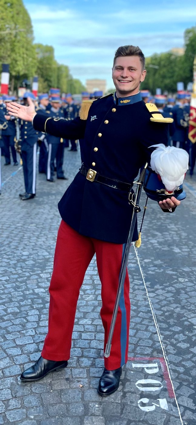 Edouard en tenue de tradition de Saint-Cyr lors du défilé du 14 juillet sur les Champs-Élysées